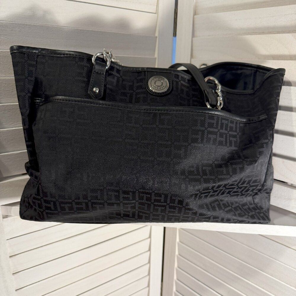 Tommy Hilfiger Black Handbag Tote – Classic and Sophisticated Design